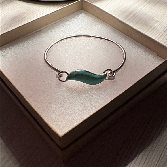 Vintage Native Sterling Silver/ Turquoise Hinged clasp bracelet marked 925 - Picture 8 of 9